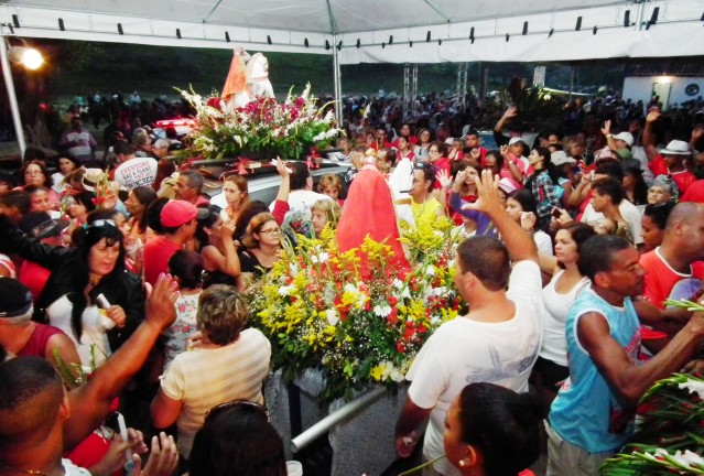 Devotos de São Jorge reunidos na capela do santo guerreiro no Espraiado agradeceram os milagres. (Foto: Fernando Silva)